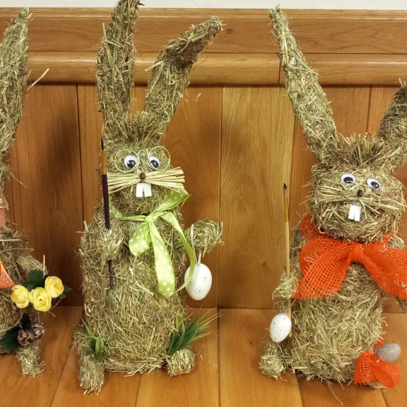 Osterhasen aus Heu in Burg-Reuland
